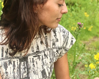 Ręcznie sitodrukowane, wzorzyste i barwione metodą tie-dye damskie bawełniane topy z motywami rdzennych mieszkańców, dzikiej przyrody i artystycznymi, wyjątkowe wzory, wyprodukowane w Wielkiej Brytanii