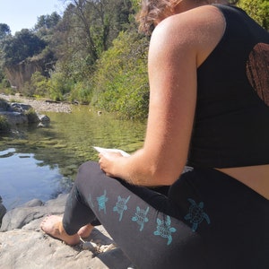 Leggings de yoga estampadas a mano. Turtles Photo 3