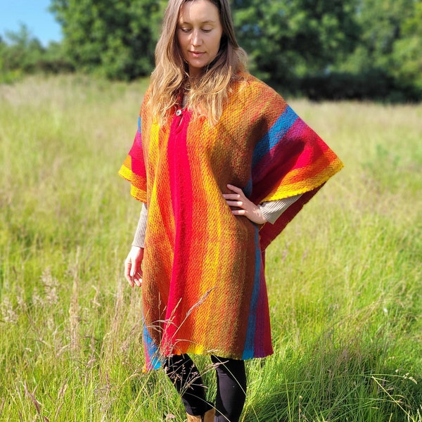 Ponchos ecuatorianos de lana suave y cálida con capucha, tejidos a mano, fabricados de manera ética, perfectos para noches frías, festivales, campamentos. Tonos brillantes y coloridos