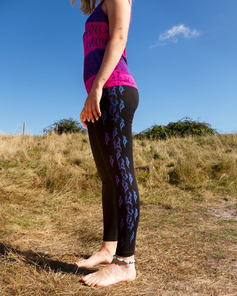 Leggings de yoga estampadas a mano. Dolphins on Black