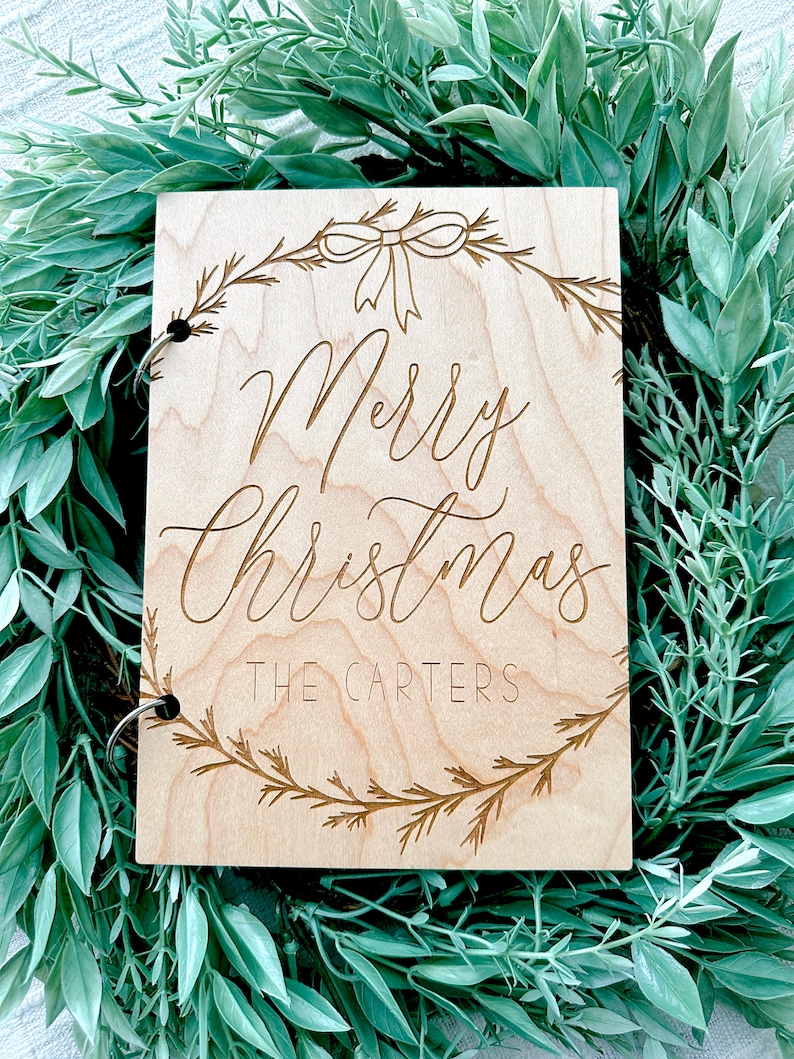 Pu&ograve; includere: Un cartello di legno con un design a corona di Natale e il testo "Merry Christmas The Carters".