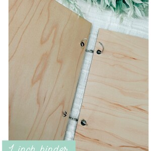 Pu&ograve; includere: Due copertine in legno per un album di scrapbooking o un album fotografico con anelli di rilegatura da 2,5 cm. Le copertine sono di colore marrone chiaro con una venatura del legno.