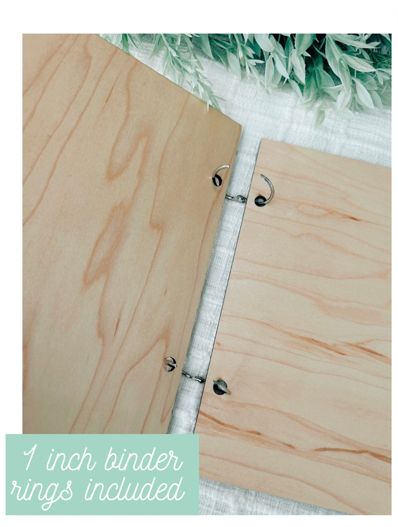 Pu&ograve; includere: Due copertine in legno per un album di scrapbooking o un album fotografico con anelli di rilegatura da 2,5 cm. Le copertine sono di colore marrone chiaro con una venatura del legno.