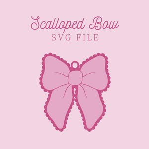 Puede incluir: Un diseño de archivo SVG rosa con un lazo festoneado. El lazo es de color rosa claro con un borde festoneado rosa más oscuro. El texto "Scalloped Bow SVG FILE" está en cursiva encima del lazo.