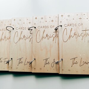 Pu&ograve; includere: Un set di sei carte di legno con lettere dorate. Le carte sono rilegate insieme con anelli neri. Le carte sono intitolate "Cards of Christmas Past".