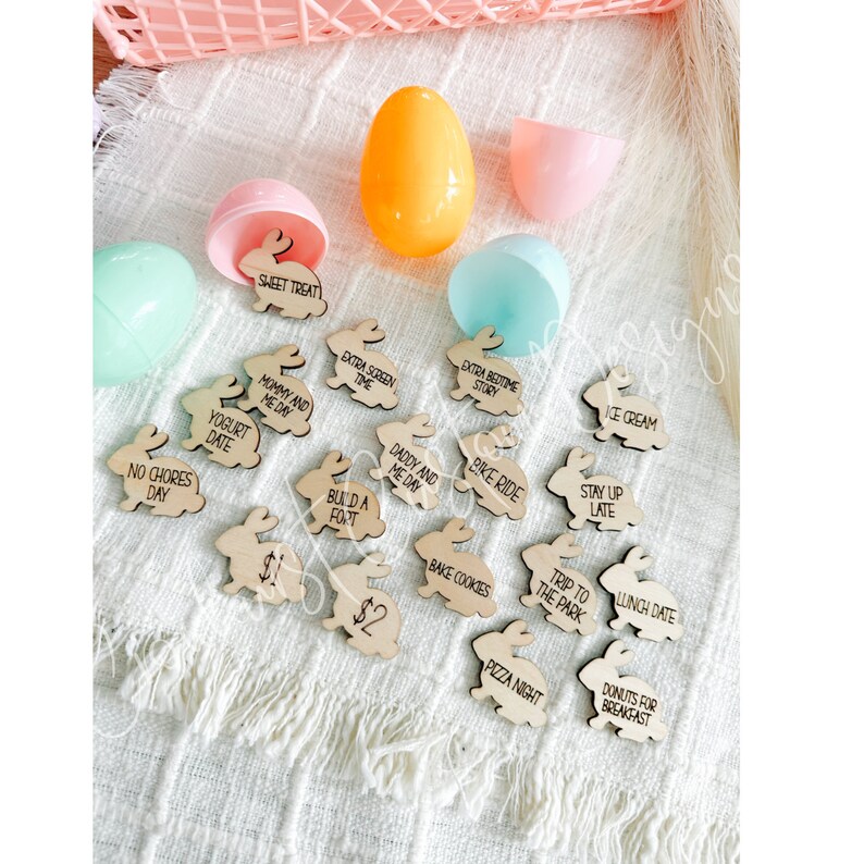 K&ouml;nnte beinhalten: Holzschild-Ostereier in Form von Hasen mit verschiedenen Aktivit&auml;ten darauf geschrieben, wie "Sweet Treat", "Mommy and Me Day", "Yogurt Date", "No Chores Day", "Extra Screen Time", "Extra Bedtime Story", "Daddy and Me Day", "Build a Fort", "Bike Ride", "Bake Cookies", "Ice Cream", "Stay Up Late", "Trip to the Park", "Pizza Night", "Lunch Date", und "Donuts for Breakfast".