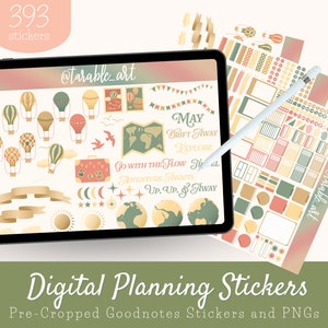 Op de afbeelding: Een digitale planner stickerset met een reisthema. De stickers bevatten luchtballonnen, globes, sterren, manen en banners met de tekst "May Drift Away Explore", "Go With The Flow Travel", "Adventure Awaits" en "Up, Up, & Away".