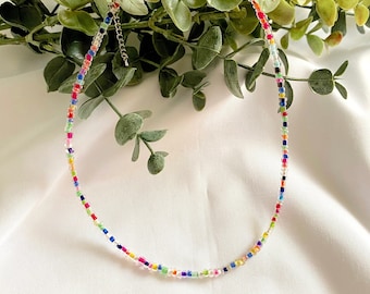 collier choker de perles de graines arc-en-ciel, chaîne de perles fines et délicates, arc-en-ciel coloré, collier de couches boho printemps-été, fermoir plaqué or