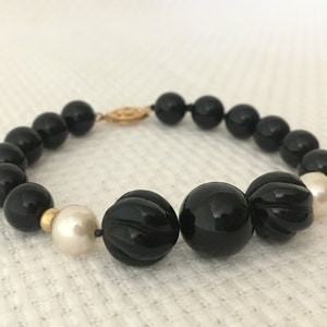 Vintage anni '90 Nero Onice, Perla e 14K Gold Nordstrom Bracciale, Cassa originale in velluto rosso, bracciale per perline nero & bianco da 7,5" per polso piccolo