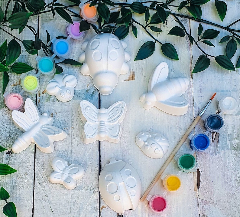 Puede incluir: Un conjunto de figuritas de cer&aacute;mica de mariquita, mariposa, lib&eacute;lula y abeja con botes de pintura y pinceles para pintar.