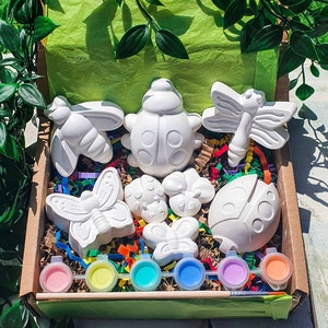 Puede incluir: Un conjunto de seis figuritas de jard&iacute;n de cer&aacute;mica blanca para pintar, que incluyen una mariquita, una mariposa, una lib&eacute;lula y una abeja. El conjunto viene con seis peque&ntilde;os botes de pintura y un pincel.