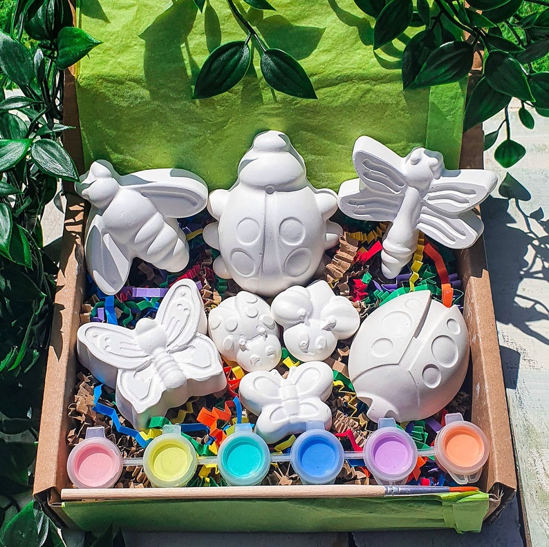 Puede incluir: Un conjunto de seis figuritas de jard&iacute;n de cer&aacute;mica blanca para pintar, que incluyen una mariquita, una mariposa, una lib&eacute;lula y una abeja. El conjunto viene con seis peque&ntilde;os botes de pintura y un pincel.