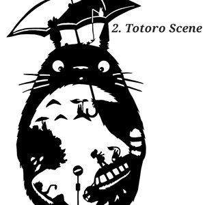 K&ouml;nnte beinhalten: Schwarz-wei&szlig;-Illustration von Totoro, einer Figur aus dem Studio-Ghibli-Film Mein Nachbar Totoro, der einen Regenschirm h&auml;lt. Die Illustration zeigt Totoro vor einer Bushaltestelle mit einem Katzenbus im Hintergrund. Der Text "2. Totoro Scene" ist in der oberen rechten Ecke des Bildes sichtbar.