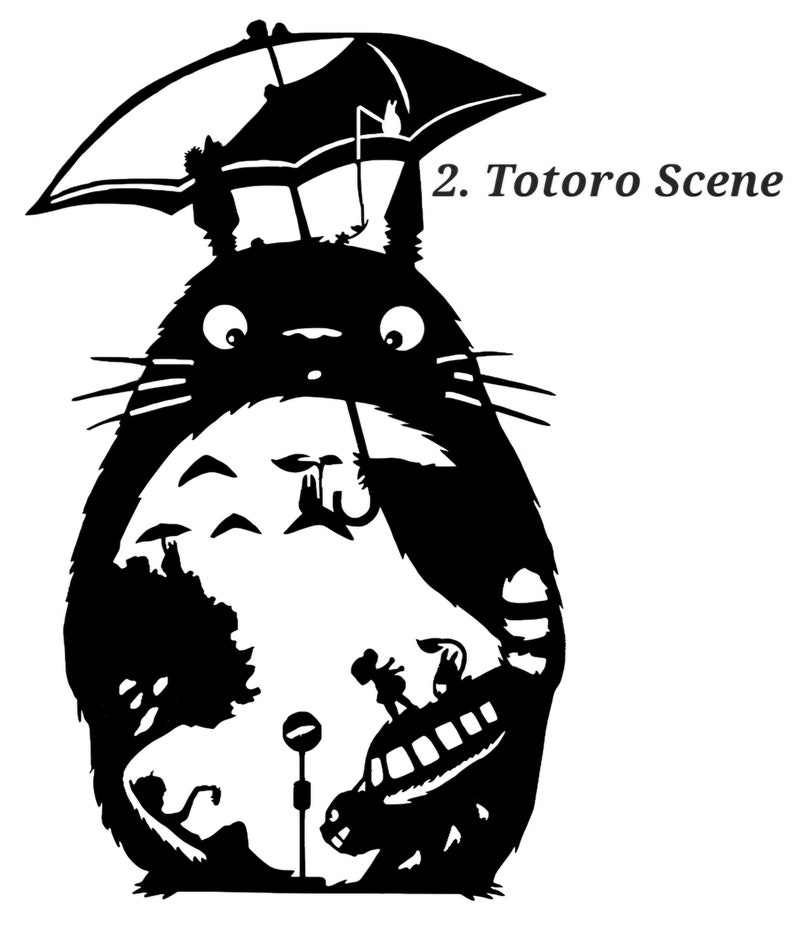 K&ouml;nnte beinhalten: Schwarz-wei&szlig;-Illustration von Totoro, einer Figur aus dem Studio-Ghibli-Film Mein Nachbar Totoro, der einen Regenschirm h&auml;lt. Die Illustration zeigt Totoro vor einer Bushaltestelle mit einem Katzenbus im Hintergrund. Der Text "2. Totoro Scene" ist in der oberen rechten Ecke des Bildes sichtbar.