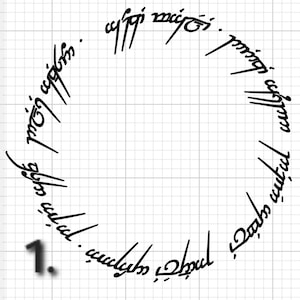 Pode incluir: Uma imagem em preto e branco da inscrição "Um Anel para governá-los a todos, Um Anel para encontrá-los, Um Anel para trazê-los a todos e na escuridão prendê-los" escrita na língua élfica de Tengwar.