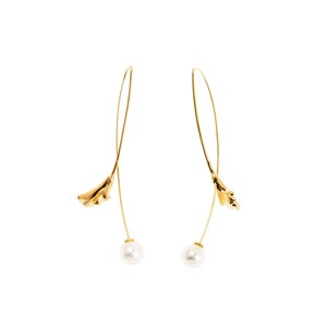 Könnte beinhalten: Ein Paar goldene Ohrringe mit einem zarten Blumenmuster und einem Perlen-Tropfen am Ende jedes Ohrrings.