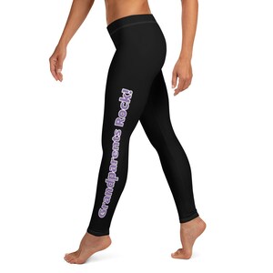 Peut inclure: Leggings noirs avec le texte "Grandparents Rock!" imprimé en violet sur la jambe gauche.