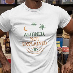 T-shirt aligné sans explication - Chemise décontractée en coton unisexe, cadeau spirituel, t-shirt astrologie, ambiance bohème, style décontracté de tous les jours
