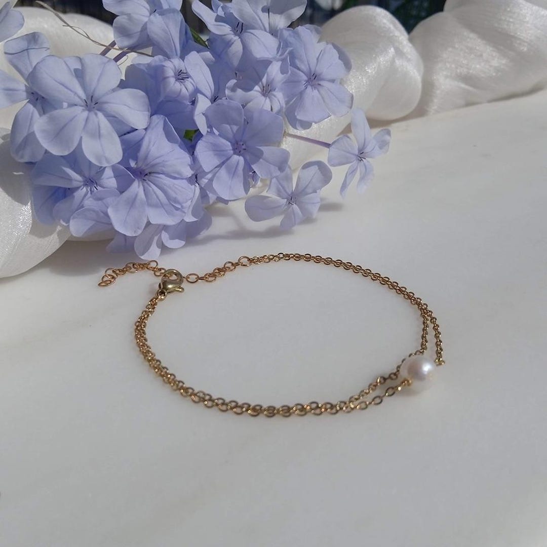 Pearl and Single Gold Bead Bracelet main image 0