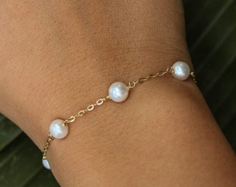 14k Gold Pearl bracelet, Good luck charm, Pearl Bridal Bracelet , Everyday Pearl Bracelet, Bridesmaid gift