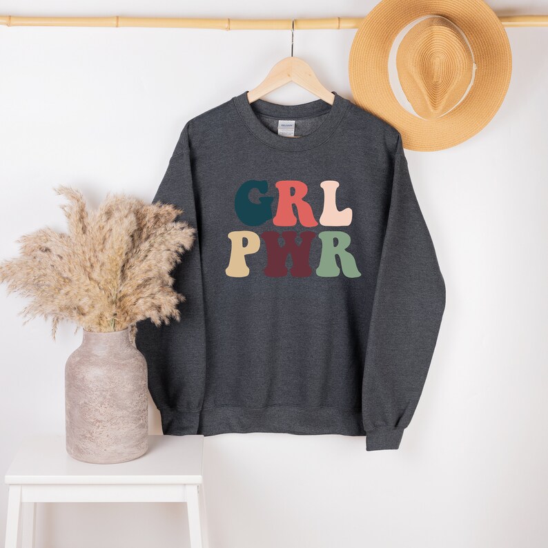 GRL PWR Sweatshirt, Sweat-shirt féministe, Sweat-shirt Égalité, Chemise Girl Power, Cadeau féministe, Sweat-shirt dautonomisation des femmes, Journée de la femme image 4