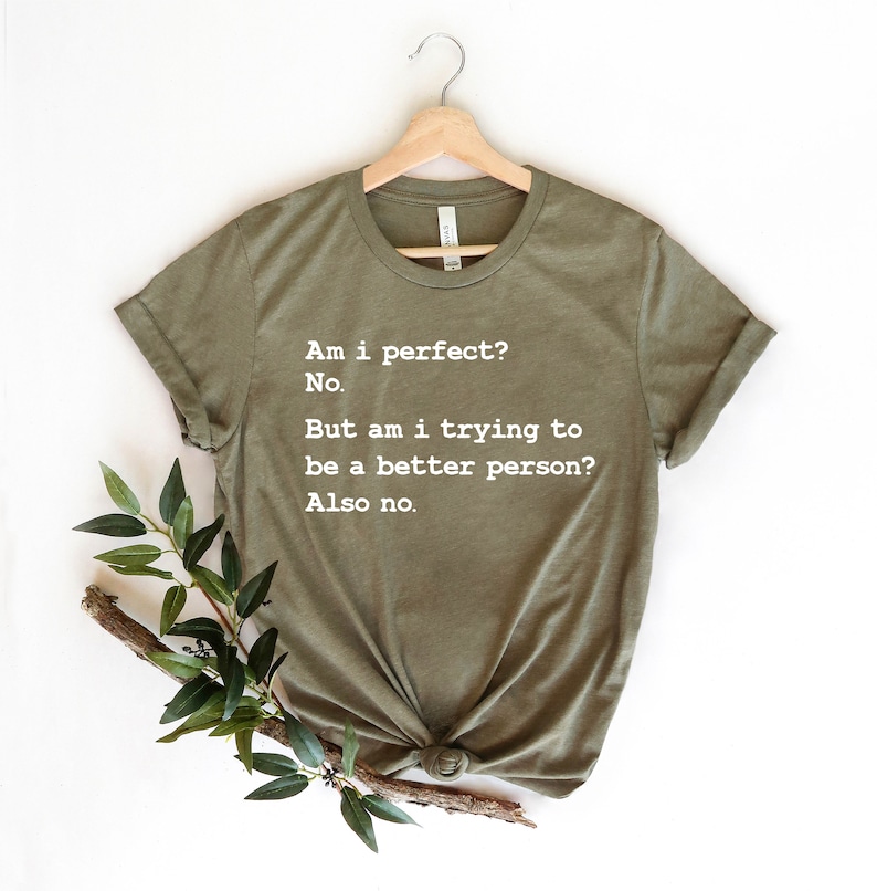 Puede incluir: Una camiseta verde con el texto "&iquest;Soy perfecto? No. Pero, &iquest;estoy tratando de ser una mejor persona? Tampoco."