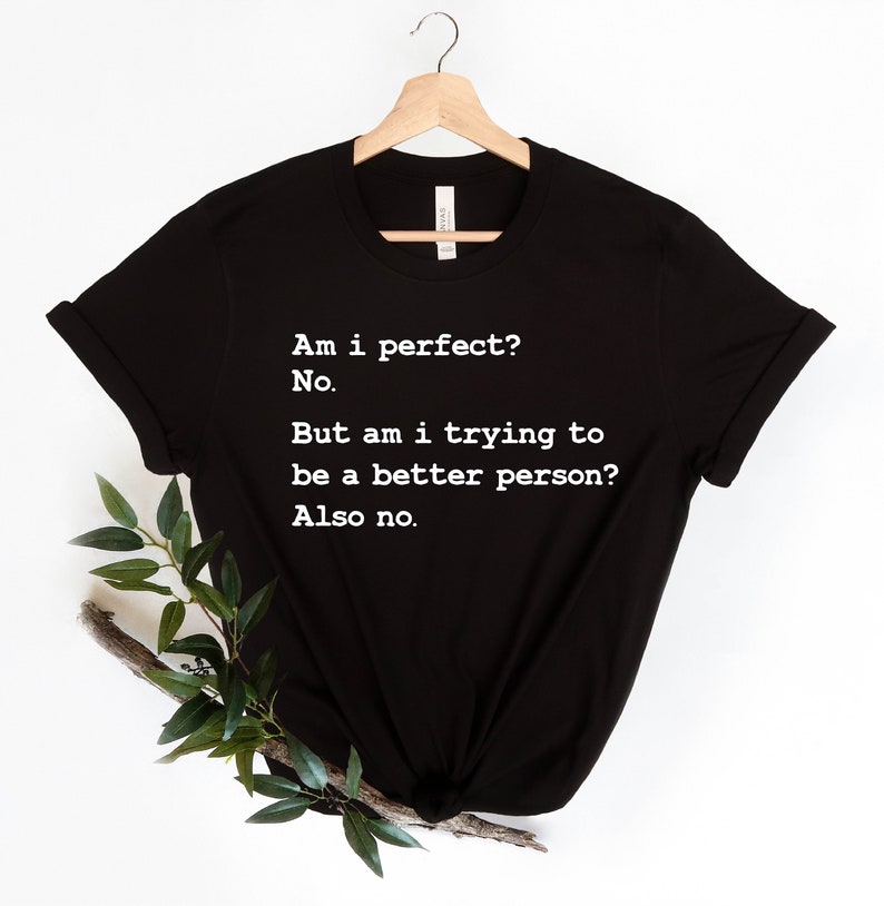 Puede incluir: Camiseta negra con texto blanco que dice: "&iquest;Soy perfecto? No. Pero, &iquest;estoy tratando de ser una mejor persona? Tampoco."
