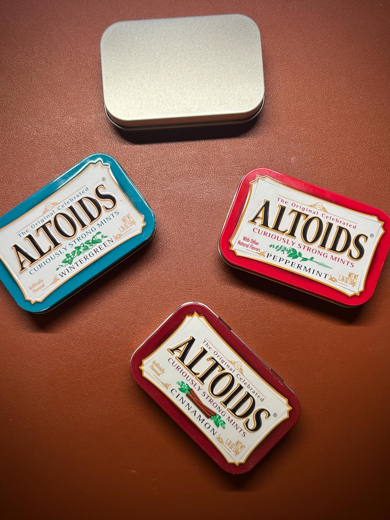 Puede incluir: Tres latas de mentas Altoids, una en rojo, una en azul y una en plata. Las latas est&aacute;n etiquetadas con el nombre de la marca y el sabor: Canela, Menta verde y Menta piperita.