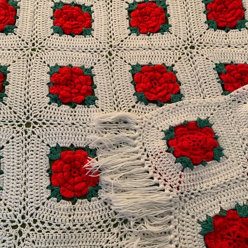 Couverture vintage afghane au crochet, fleurs au crochet, franges de grand-mère