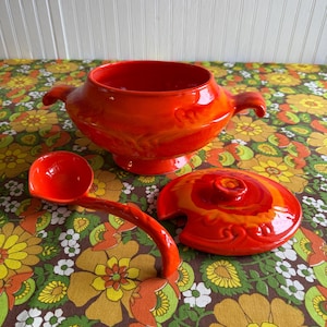 Vintage 60&#39;s California Pottery Lava Glazed Soup Tureen & Ladle