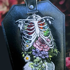 Protetor de cartão de vacinação Floral Rib Coffin. Espaço para objetos de valor. Prenda na bolsa, mochila, mochila ou passadores de cinto. Vinil, couro vegano.