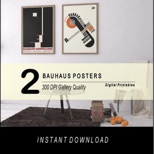 以下が含まれることがあります： 白い壁に飾られた、幾何学模様とテキストが特徴の2つの額入りバウハウスポスター。画像には「2 Bauhaus Posters」と「Instant Download」の文字も含まれています。ポスターは明るい木材で額装されています。