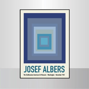 以下が含まれることがあります： ジョセフ・アルバースによる幾何学模様の額入りアートプリント。アートワークは、青色の濃淡で描かれた同心円状の正方形を特徴としています。「JOSEF ALBERS」というテキストと、スミソニアンアメリカ美術館の詳細が下部にあります。