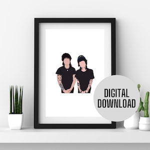 Puede incluir: Descarga digital de una ilustración imprimible con dos personas de pelo negro, que llevan camisas negras y están de pie una al lado de la otra. La persona de la izquierda tiene tatuajes en los brazos y lleva un collar. La persona de la derecha lleva un sombrero.