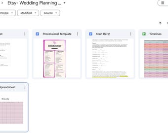 Könnte beinhalten: Ein Screenshot eines Google Drive-Ordners mit dem Titel "Etsy- Wedding Planning..." mit fünf Dateien: "Decor List", "Processional Template", "Start Here!", "Timelines" und "Vendor Spreadsheet".