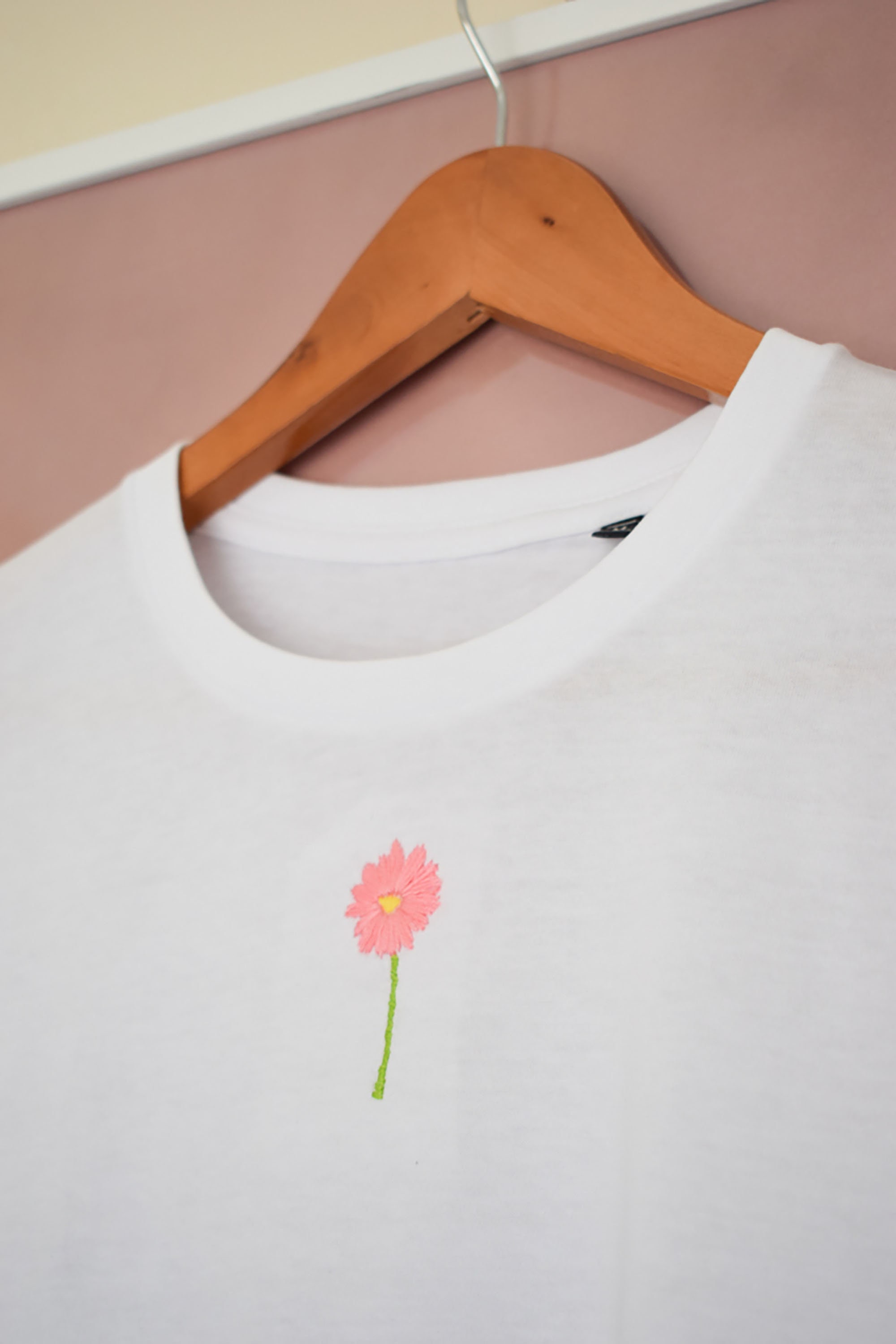 Daisy Hand Embroidered TShirt Etsy.de