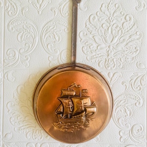 Molde de cobre vintage para hornear con decoración de barco.