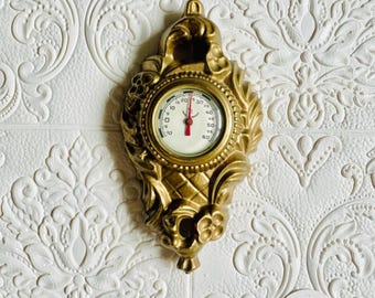 Termómetro de pared vintage fabricado en Suecia. Termómetro de metal fundido color dorado en grados Celsius.