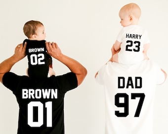 Personalisierte Vatertag Fußball T-Shirts | Papa Sohn passend | Partnerschaft | Papa Geschenk | Weihnachtsgeschenk | passend | Lustig | Fußball Abzeichen