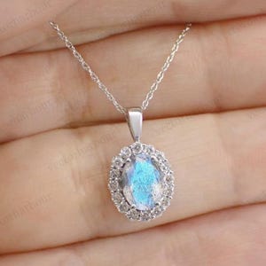 Colgante de labradorita ovalada para mujer, colgante de oro rosa, collar de boda art déco, colgante de plata 925 estilo halo, colgante único con estilo.