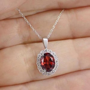 Colgante Art Déco de granate ovalado para mujer, colgante único de piedra preciosa roja, colgante Art Déco de moissanita con halo, colgante de granate de plata 925 hecho a mano.