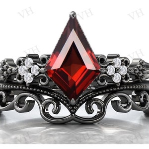 Drachenförmige Roter Granat Verlobungsring Set Art Deco Granat Ehering Set 14k Rose Gold Granat Schwarz Metall Verlobungsring Set für Frauen