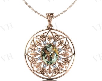 Può includere: Una collana con un ciondolo rotondo in oro, decorato con una pietra preziosa verde circondata da piccoli diamanti. Il ciondolo è attaccato a una delicata catena d'oro.