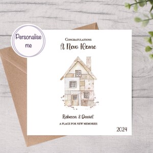 Peut inclure: Carte de félicitations pour une nouvelle maison avec une illustration à l'aquarelle d'une maison. Le texte dit "Félicitations pour une nouvelle maison" et inclut les noms "Rebecca & David" et l'année "2024". Un autocollant dit "Personnalisez-moi".