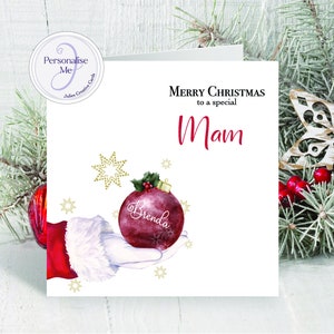 Spezielle Mam personalisierte Weihnachtskarte, Karte mit dem roten Handschuh des Weihnachtsmannes, der eine schöne Kugel präsentiert, die mit dem Namen Ihrer Mutter personalisiert ist