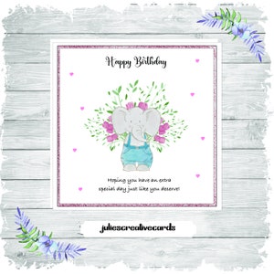 Carte d'anniversaire avec un joli éléphant cachant ses fleurs pour une personne spéciale, le texte peut être personnalisé si nécessaire, design exclusif en édition limitée