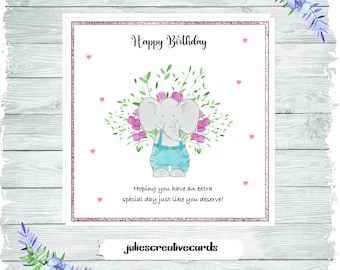 Verjaardagskaart met schattige olifant die zijn bloemen verbergt voor een speciaal persoon, tekst kan indien nodig worden gepersonaliseerd, exclusief beperkt ontwerp