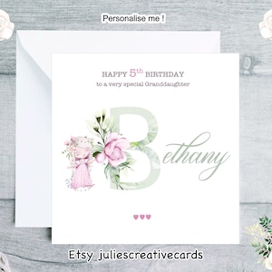 Personalisierte wunderliche Geburtstagskarte süßes Mädchen mit Pastell Blumen auf Initiale mit dem Rest des Namens in passenden Farben personalisieren Anzug