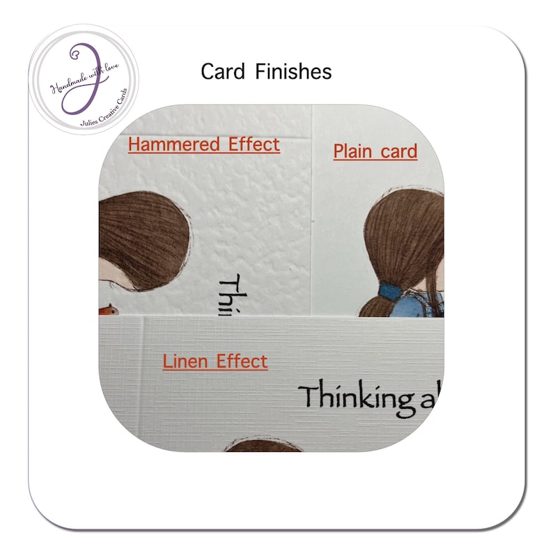 Op de afbeelding: Close-up van drie kaartmonsters die verschillende afwerkingen laten zien: gemarteld, effen en linnen. De tekst "Kaart afwerkingen" staat bovenaan de afbeelding. De tekst "Thinking about you" is gedeeltelijk zichtbaar onderaan de afbeelding.