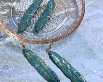 Metallic teal and gold mica long feathers